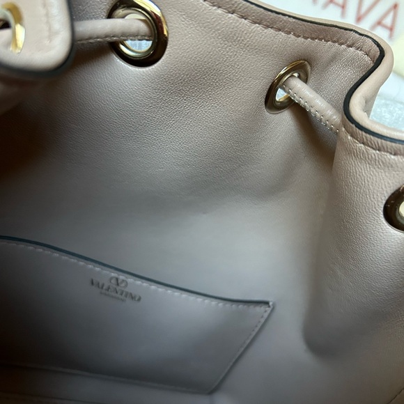 Valentino Garvani Calfskin Loco bucket bag - Picture 6 of 11